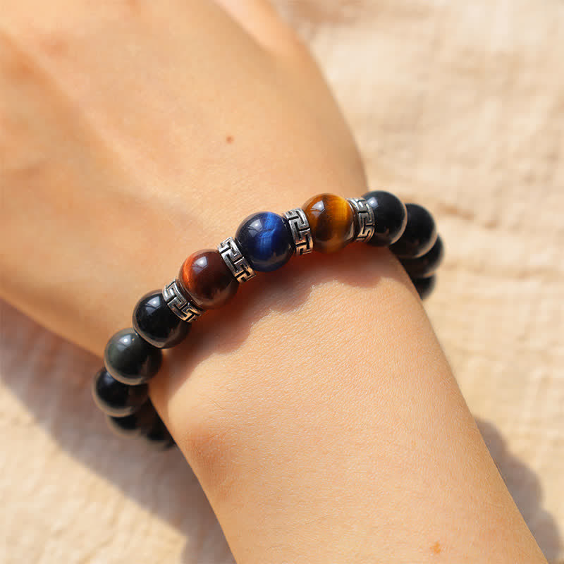 Armband Schwarzer Obsidian Tigerauge am Handgelenk, Natursteine Energie Stärke