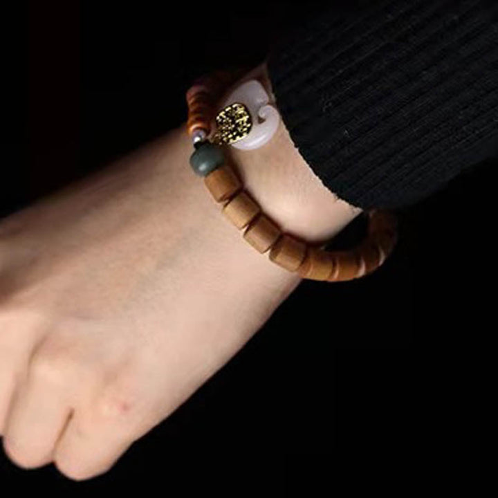 Armband Sandelholz Jade Elefant mit Perlen am Handgelenk getragen