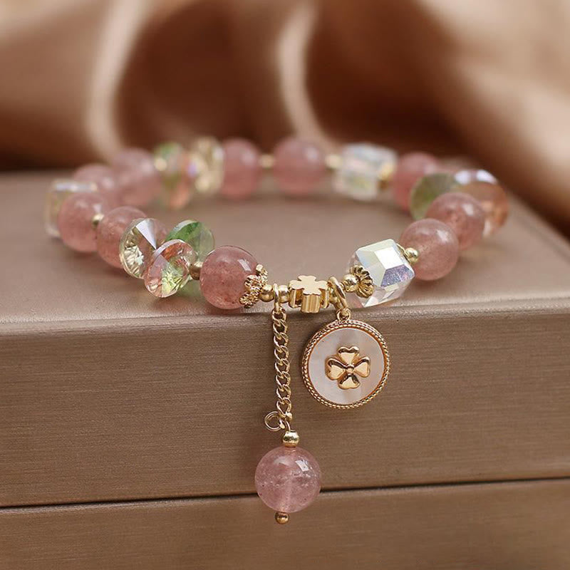 Armband Erdbeerquarz Kleeblatt Charm rosé Naturstein elegant Handgelenk.