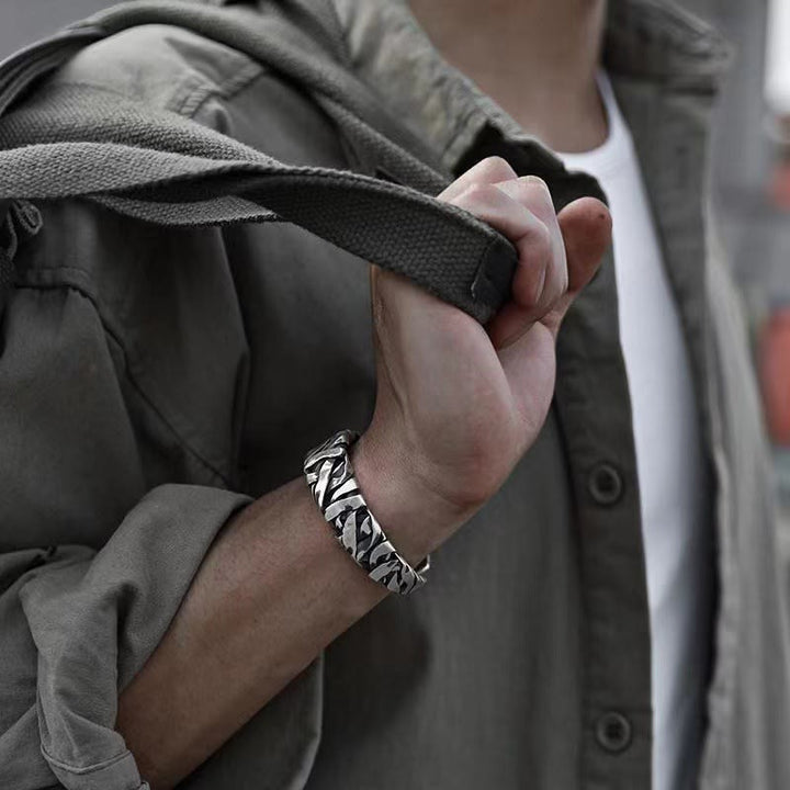 Silbernes Armband am Handgelenk getragen eleganter Look Naturstein Heilung Energie