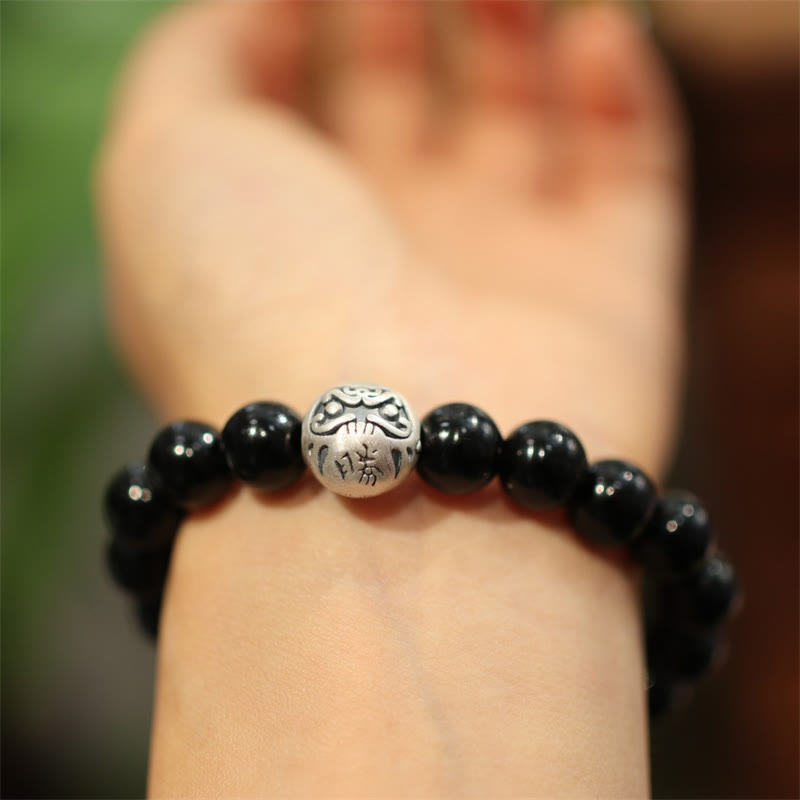 Schwarzes Onyx Armband mit Silber Schutzperle am Handgelenk getragen