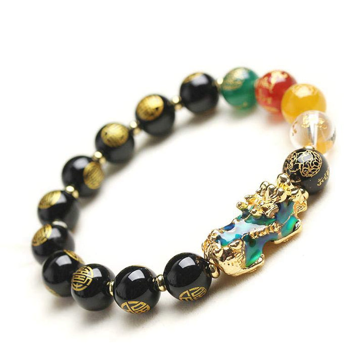 Obsidian Pixiu Armband mit schwarzen Steinen und goldenem Charm Nahaufnahme