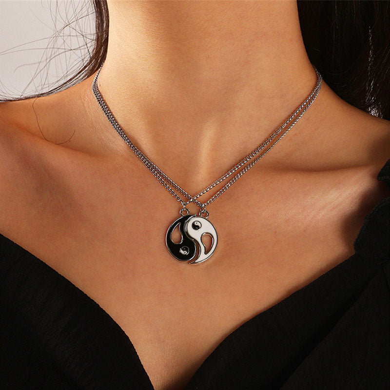 Kette Yin Yang Stein – Bild 3 – Silberne Kette Yin Yang Stein Anhänger schwarz weiß getragen
