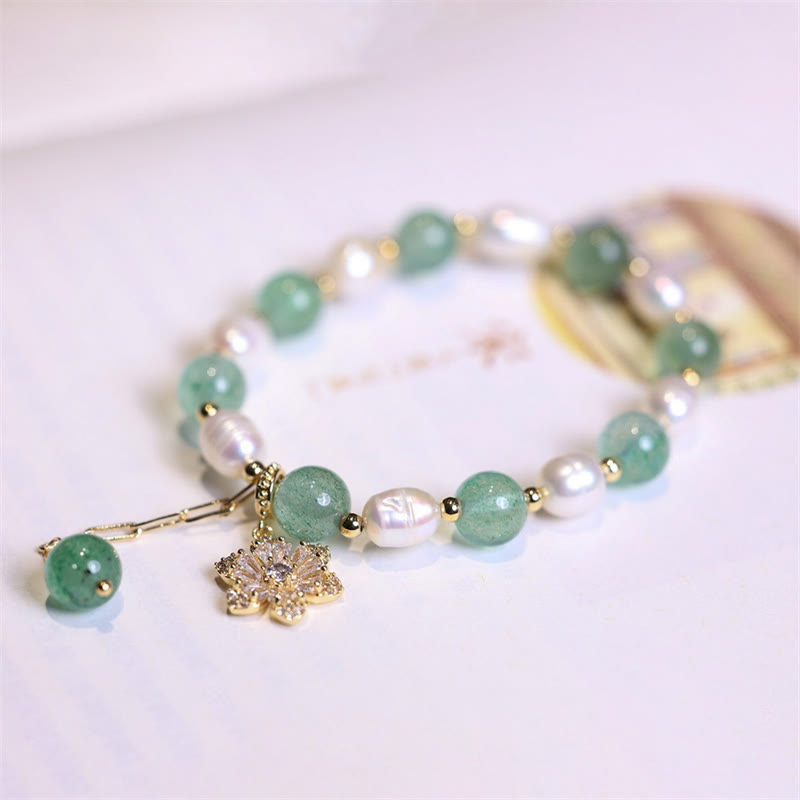 Jade Perlen Armband mit Perlen und goldenem Blütenanhänger elegant