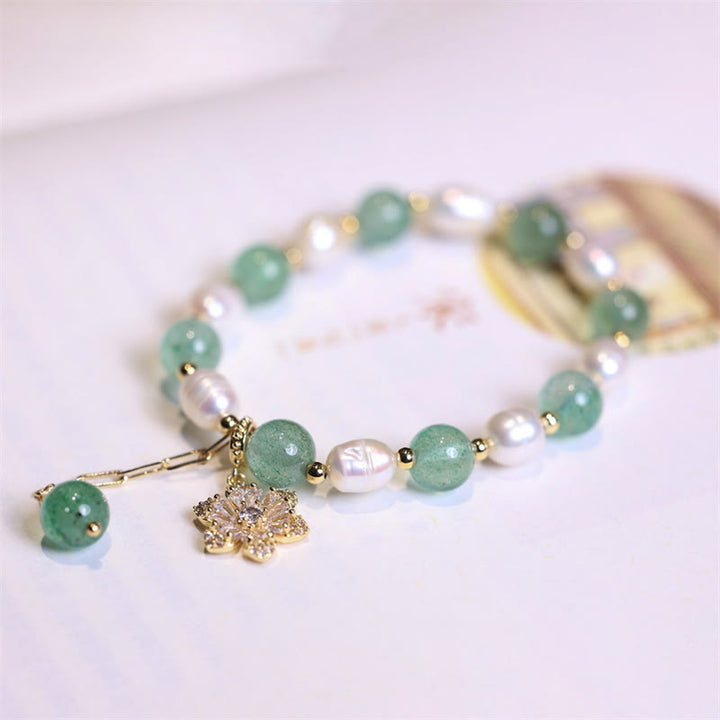 Jade Perlen Armband mit Perlen und goldenem Blütenanhänger elegant