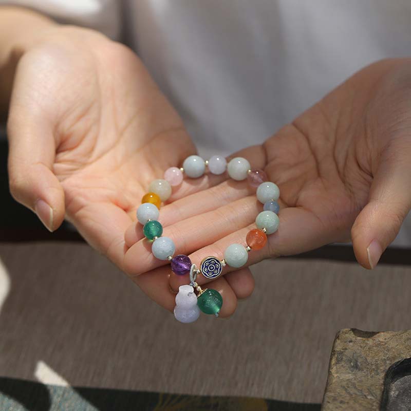 Jade Armband mit Chakra Steinen am Handgelenk getragen Naturstein