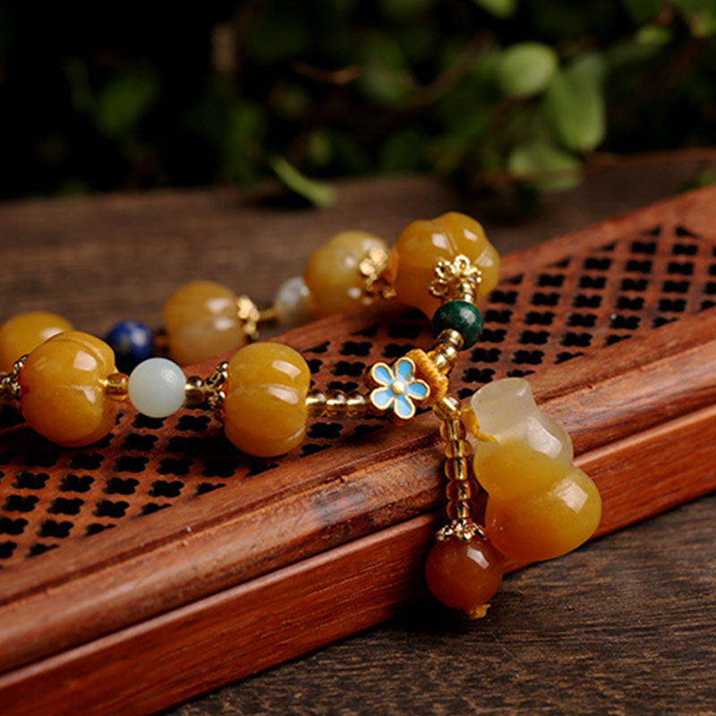 Jade Pixiu Armband mit goldenen Perlen und Blumenverzierung elegant.