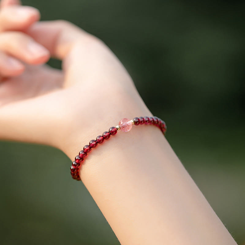 Armband Erdbeerquarz Granat am Handgelenk rote Perlen Naturstein elastisch