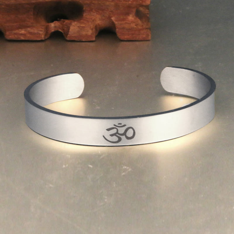 Silbernes Armband Tibet OM Symbol Mindfulness Cuff Armreif