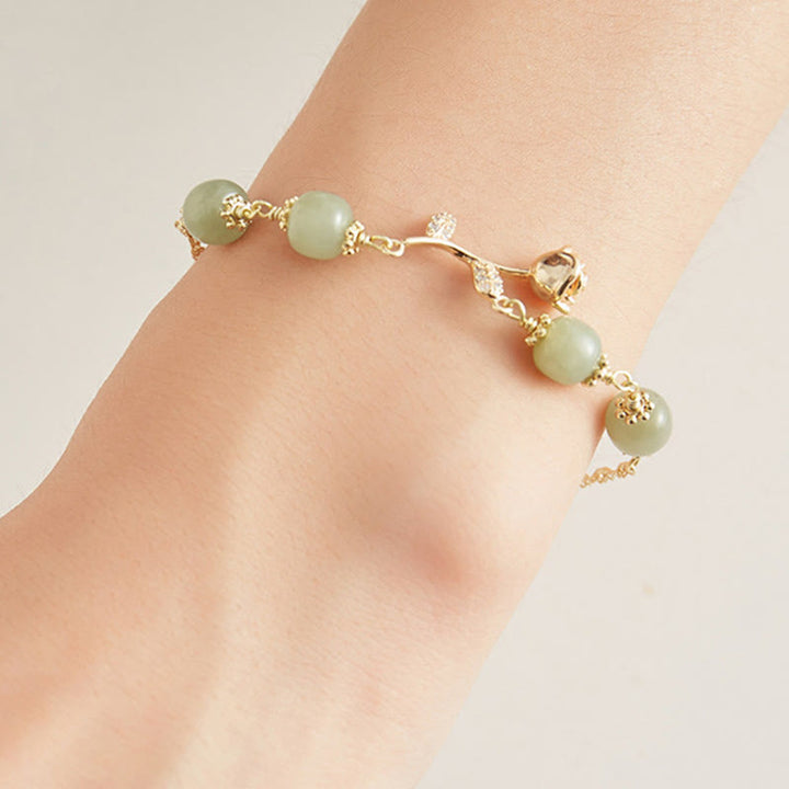 Jade Armband mit goldenen Perlen Verschluss am Handgelenk grün