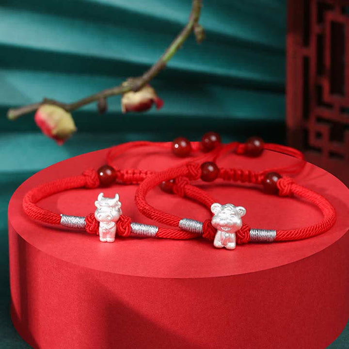Rotes Armband 925 Silber Chinesisches Tierkreis mit Glücksbringern auf Geschenkbox