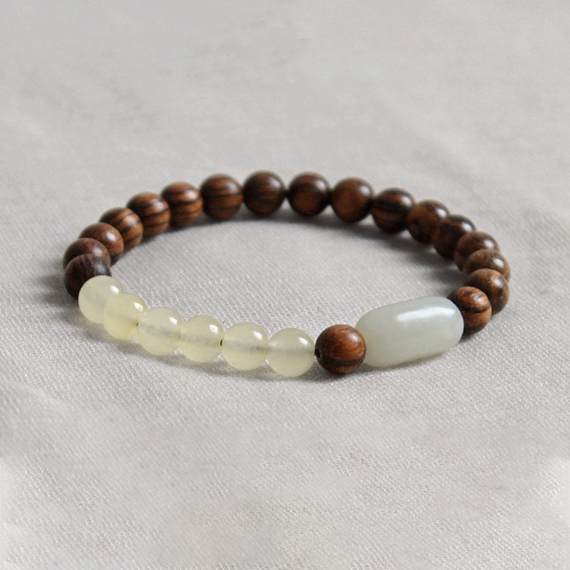 Armband Sandelholz Jade – Glück & Fülle mit Holzperlen und hellem Stein elegant.