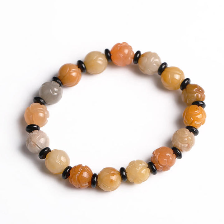 Armband Jade Lotus mit Perlen und schwarzen Spacern elegant arrangiert.