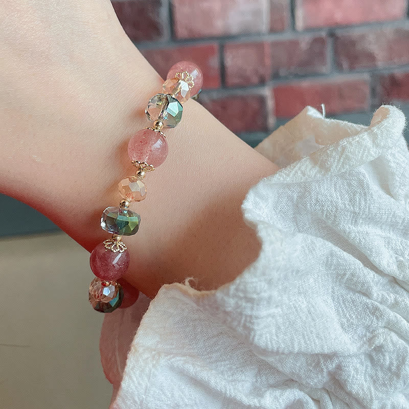 Armband Erdbeerquarz Kristall am Handgelenk getragen rosa Naturstein