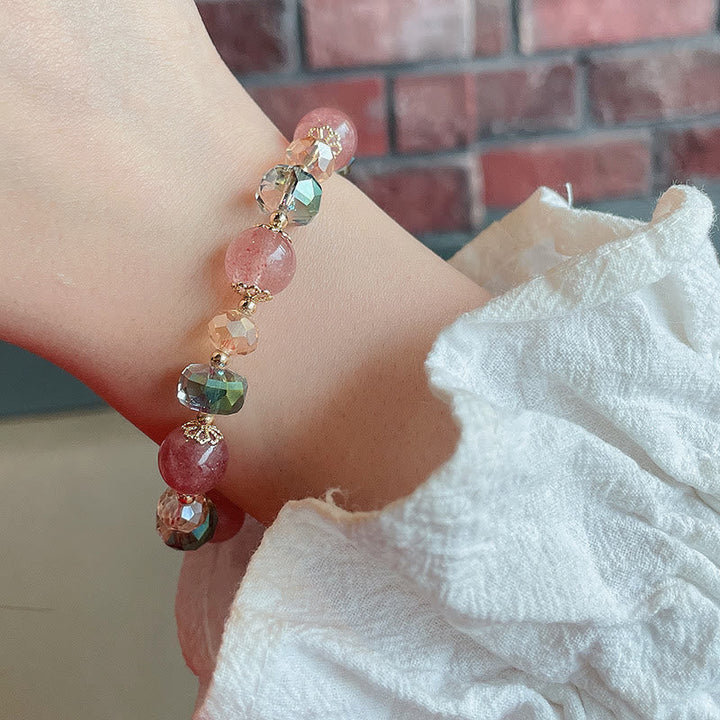 Armband Erdbeerquarz Kristall am Handgelenk getragen rosa Naturstein