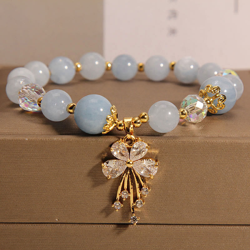 Armband Aquamarin Kristall Schmetterling Heilung elegantes Schmuckstück golden verziert.