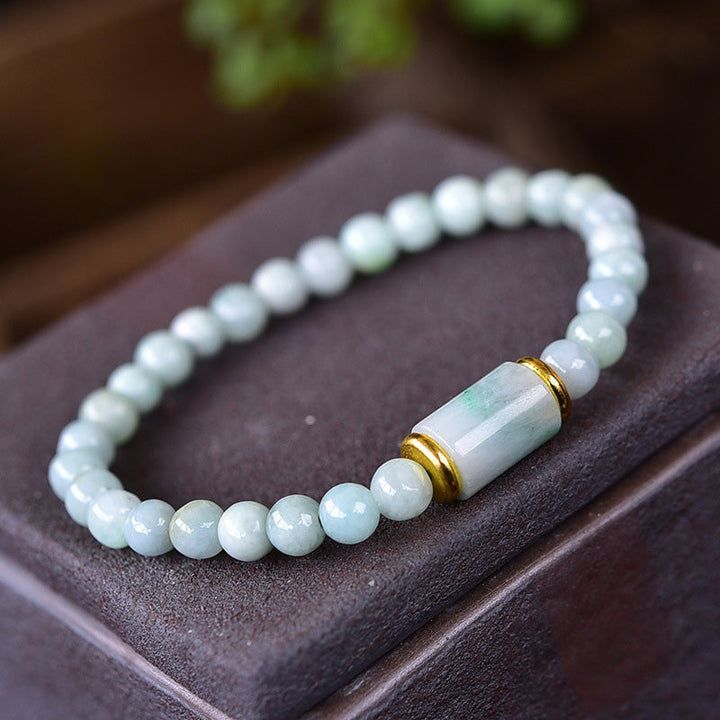 Jade Armband mit weißen Perlen und goldenen Akzenten, Glück Wohlstand Energie.