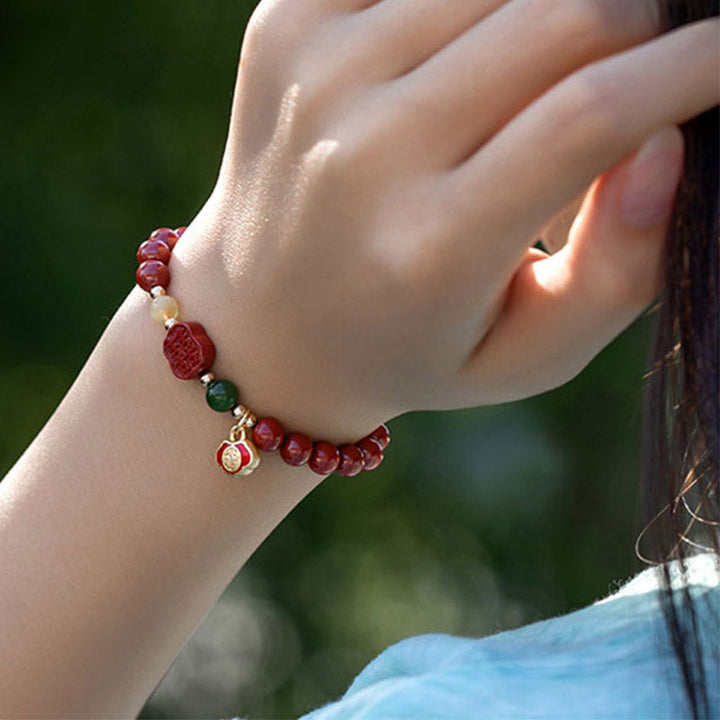 Armband Zinnober – Glück & Ruhe am Handgelenk getragen rote Perlen Naturstein