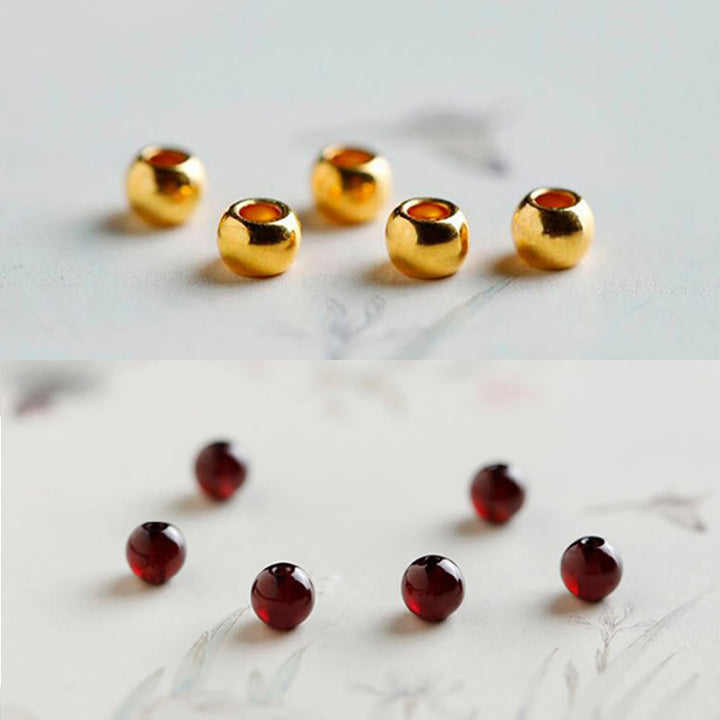 Goldene und rote Granat Perlen Armband Schutz Schmuck Details.