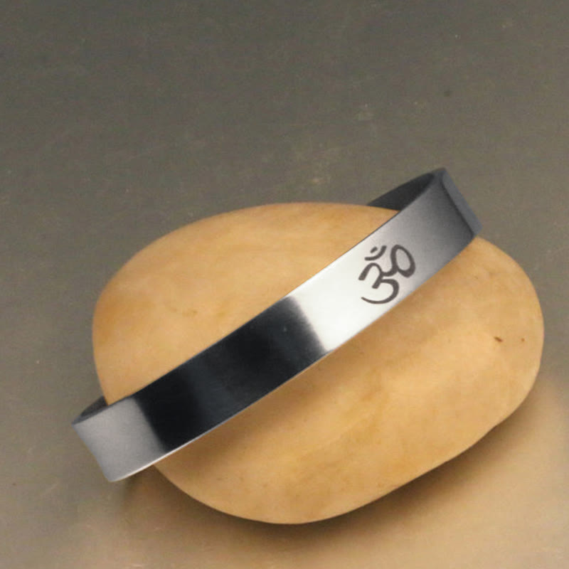 Armband Tibet OM Symbol Mindfulness Cuff Silber elegant minimalistisch