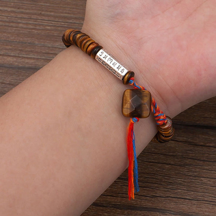 Armband Tigerauge Om Mani Padme Hum am Handgelenk getragen braun