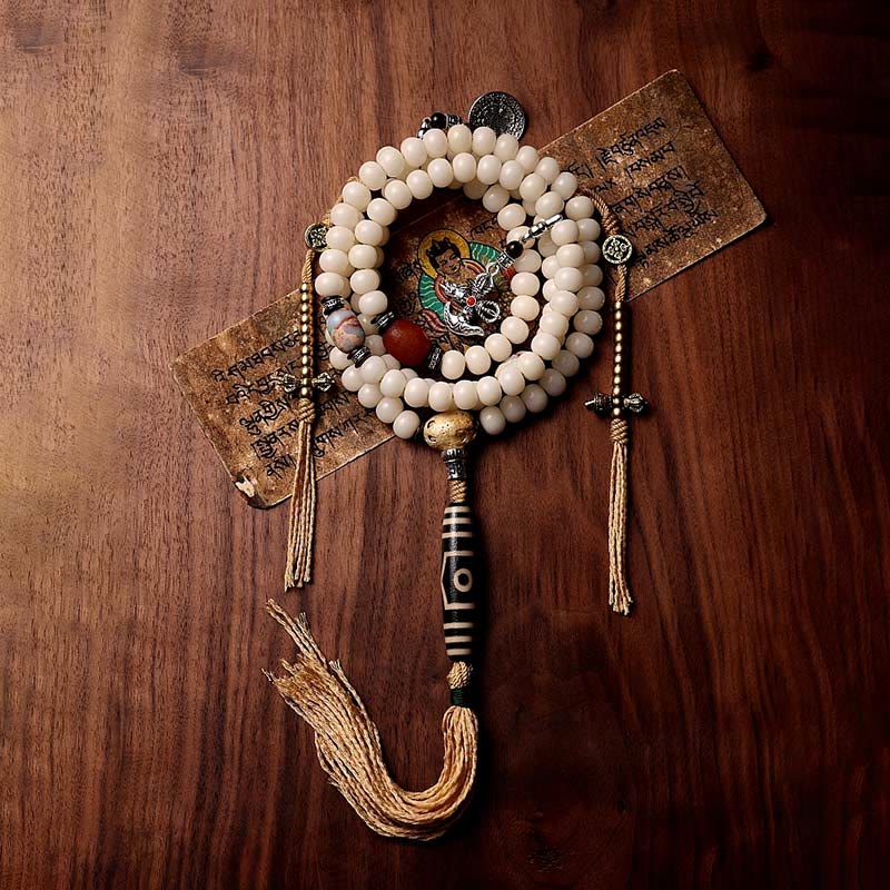 Weiße Mala Perlen Armband mit Bodhi Samen Anhänger Holz.