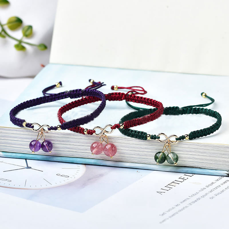 Drei bunte Makramee Armbänder mit Edelsteinen Anhängern.