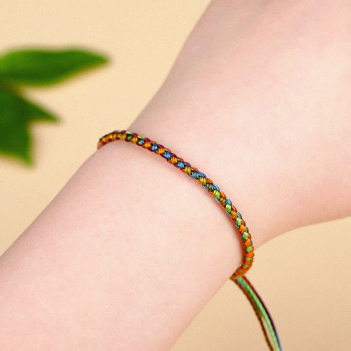 Buntes Armband am Handgelenk getragen, Glück Freundschaftsarmband elastisch.