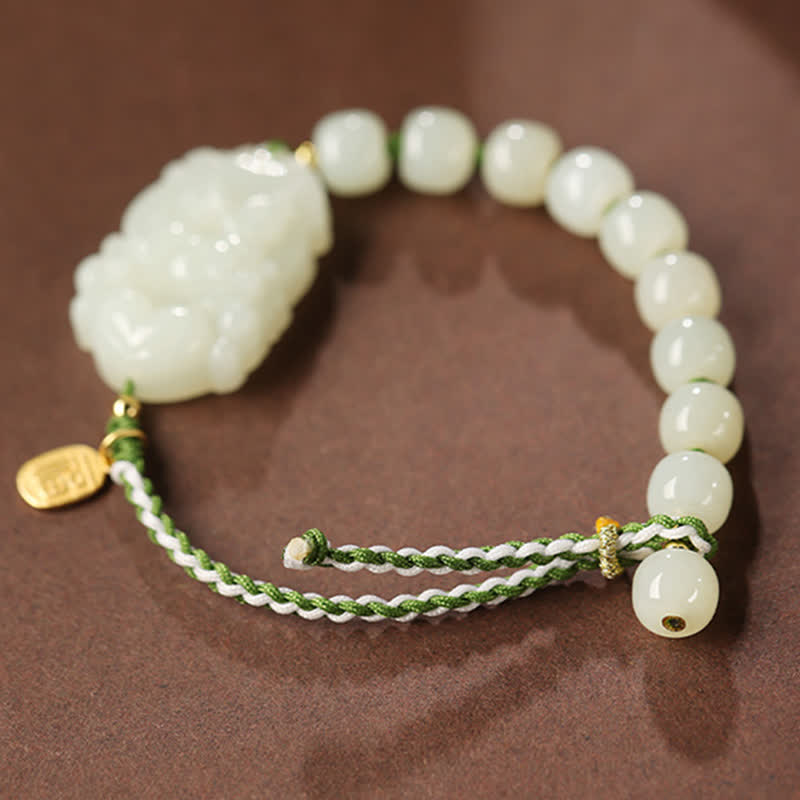 Jade Armband mit weißen Perlen grünem Seidenband Charm elegant.