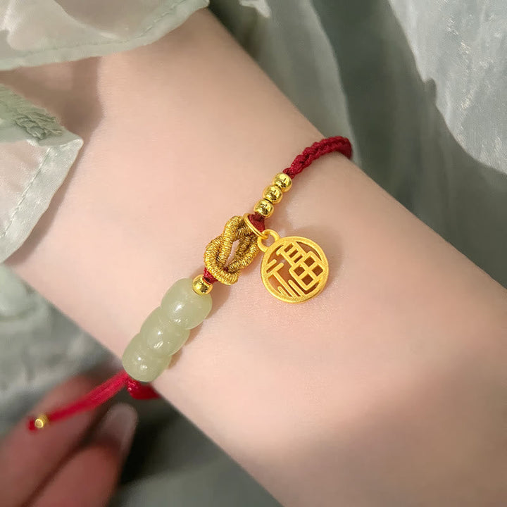 Jade Armband mit goldenem Fu-Zeichen Anhänger rotes Seidenband