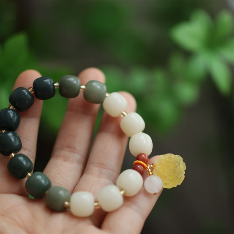 Armband Bodhi Lotus – Frieden Energie mit schwarzen weißen Perlen Blütenanhänger.