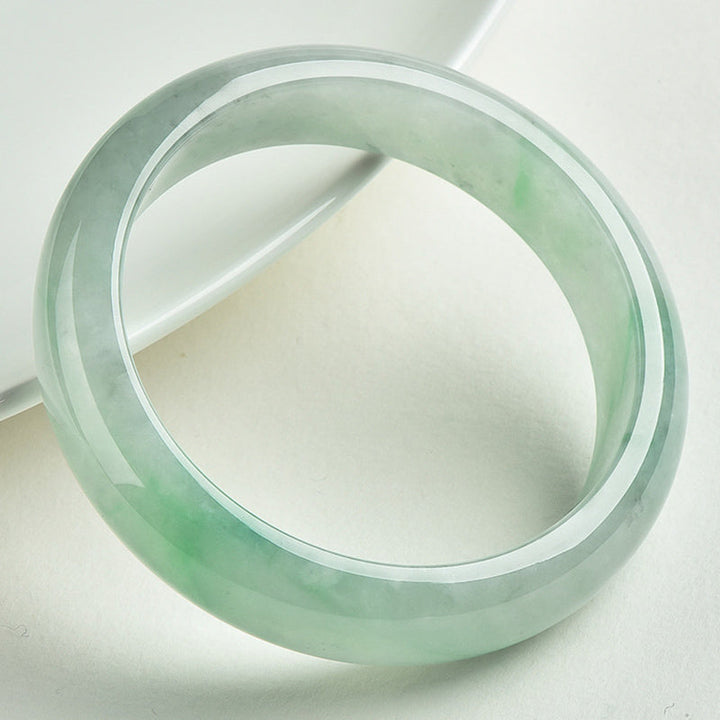 Armband Jade – Glück & Wohlstand, hellgrüner Naturstein, poliert, Flachaufnahme.
