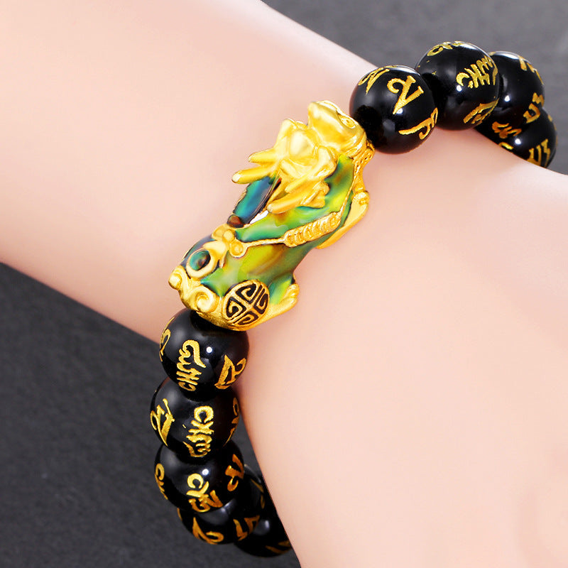 Obsidian Armband Pixiu am Handgelenk getragen schwarzer Stein goldfarben