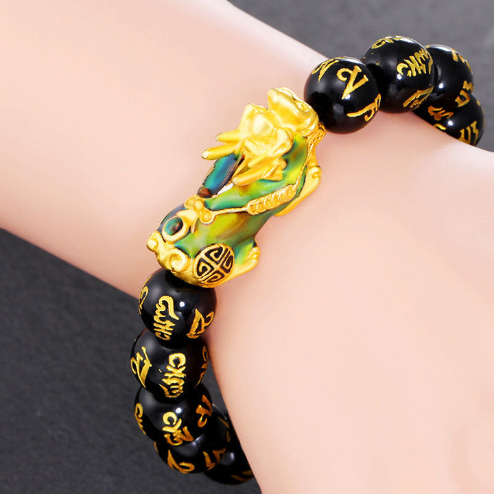 Obsidian Armband Pixiu am Handgelenk getragen schwarzer Stein goldfarben
