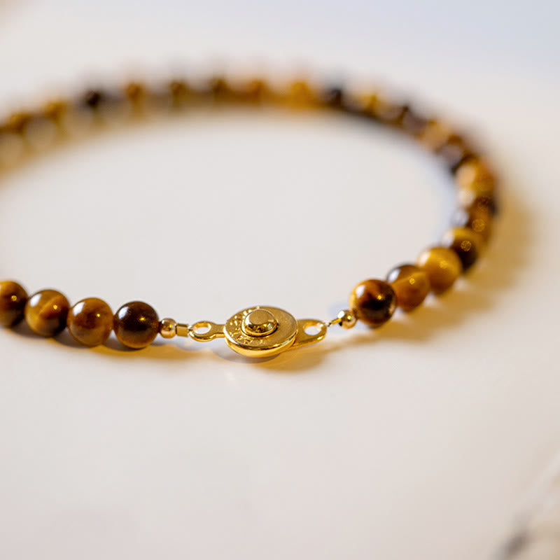 Armband Tigerauge mit Goldverschluss Schutz Mut braun glänzend Nahaufnahme