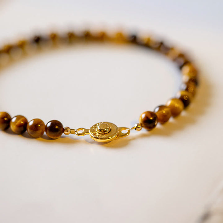 Armband Tigerauge mit Goldverschluss Schutz Mut braun glänzend Nahaufnahme