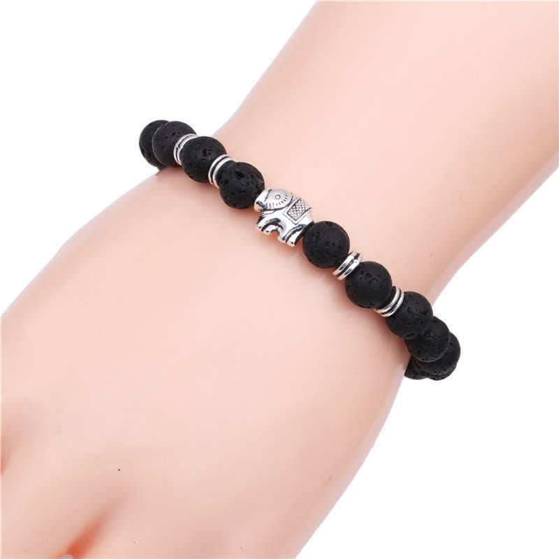 Schwarzes Lava-Armband mit Elefant-Charm am Handgelenk getragen elastisch