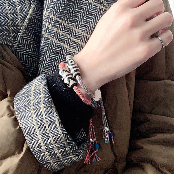 Armband 925 Silber Om Mani Padme Hum mit Quasten am Handgelenk getragen