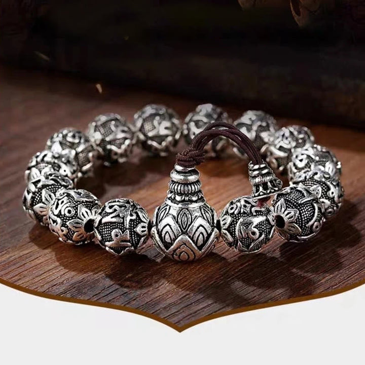 Silbernes Om Mani Padme Hum Armband mit detaillierten Perlen Holzuntergrund