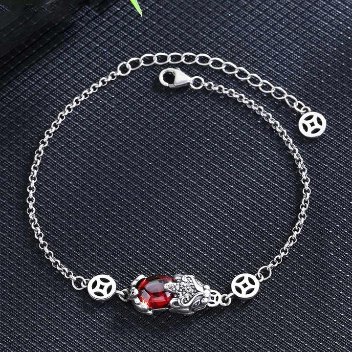 Silbernes Armband mit rotem Granat Stein und Pixiu Anhängern Glück.