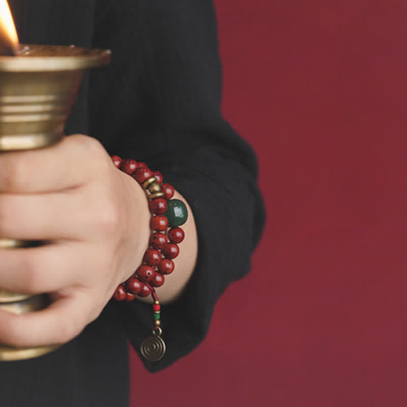 Rotes Perlen Armband mit Jade Stein elegante Kupfer Verzierung getragen