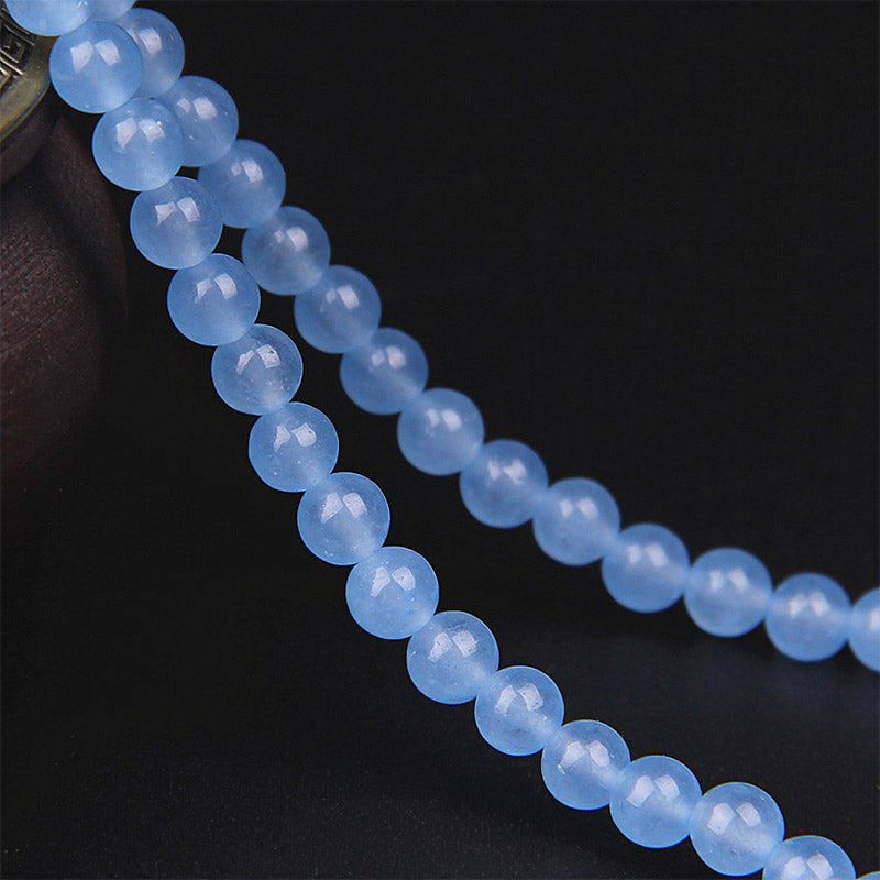 Blaue Kristall Mala 108 Perlen Armband auf schwarzem Hintergrund elegante Handarbeit.