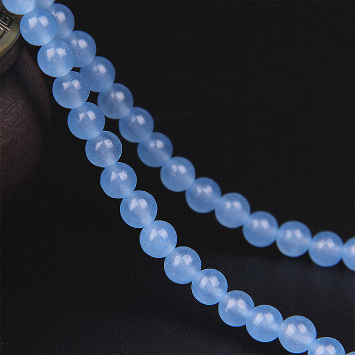 Blaue Kristall Mala 108 Perlen Armband auf schwarzem Hintergrund elegante Handarbeit.