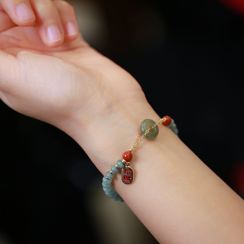 Armband Roter Achat Jade am Handgelenk getragen Naturstein Glück Frieden