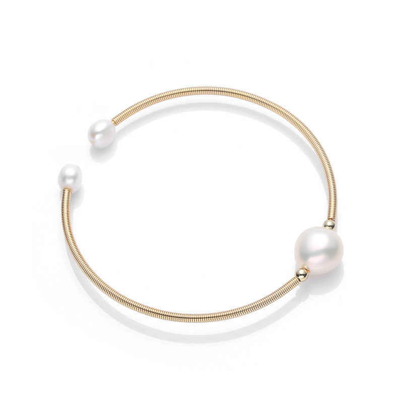 Armband Perle – Wohlstand elegantes Schmuckstück goldfarbene Spirale weiße Perlen
