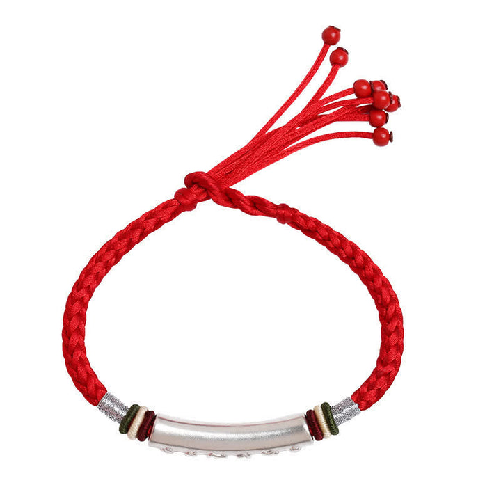 Rotes Seidenseil Armband mit silbernem Om Mani Padme Hum Anhänger elegant.