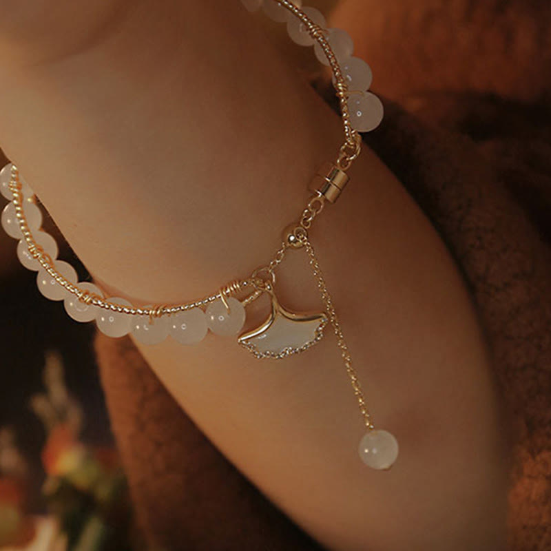Jade Ginkgo Blatt Armband mit Perlen gold elegant am Handgelenk