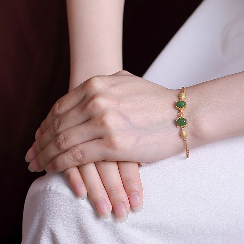 Grünes Jade Armband 925 Silber elegant am Handgelenk getragen.