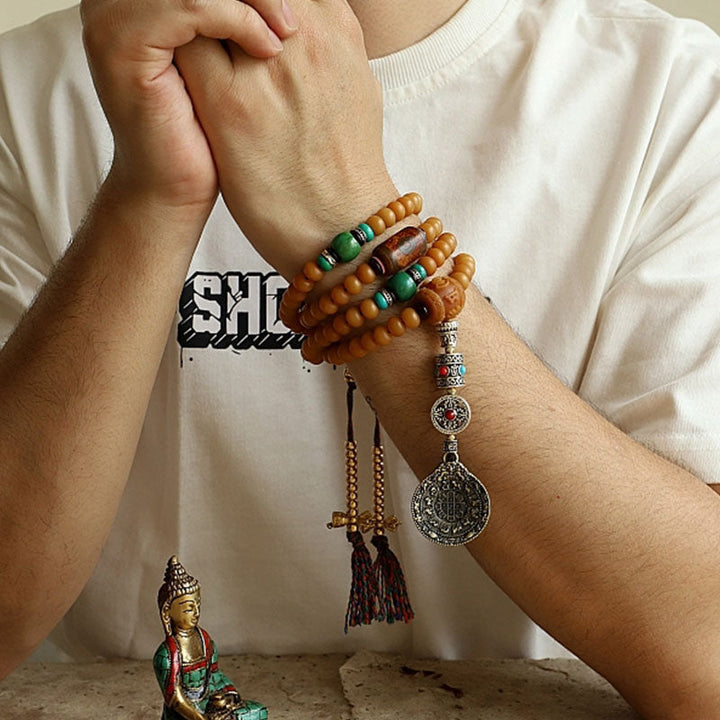 Mala Bodhi – Wohlstand Energie Armband mit Holzperlen grünen Steinen getragen