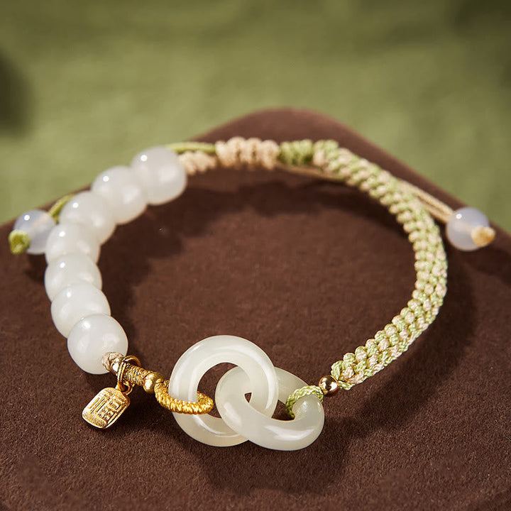 Jade Fu-Zeichen Armband mit weißen Perlen elegantes Design getragen
